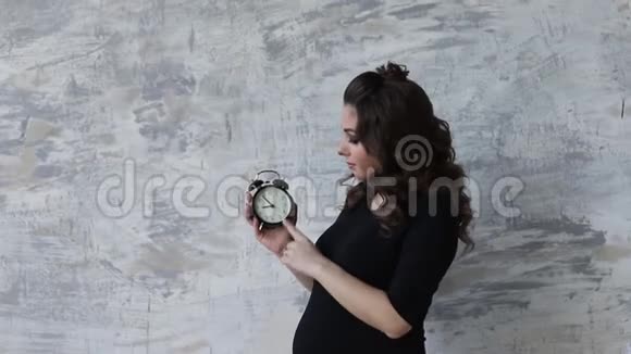 幸福未来妈妈看重一段时间女人黑色紧身衣在等婴儿微笑视频的预览图