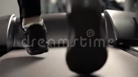 在跑步机上跑步在健身房锻炼肌肉腿视频的预览图
