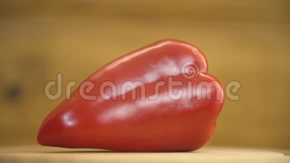 旋转桌子上的红胡椒视频的预览图