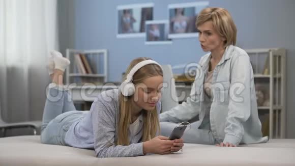 不听话的少女无视妈妈讲课听音乐打电话视频的预览图