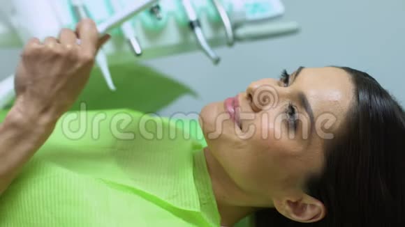 白雪公主微笑的幸福病人满意的牙齿治疗特写视频的预览图