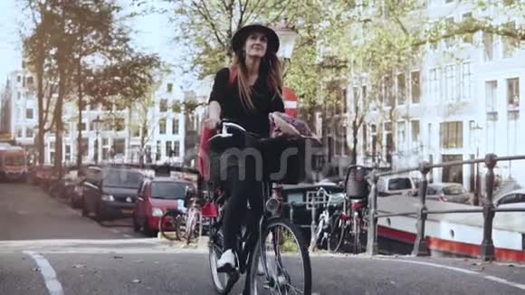快乐白人女孩骑自行车的肖像慢动作漂亮的微笑20岁的女性在休闲城市骑自行车视频的预览图