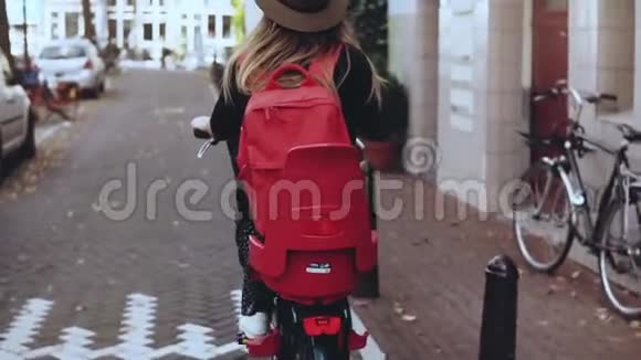 后景学生白人女孩骑自行车慢动作快乐当地每日通勤生活方式背景镜头视频的预览图