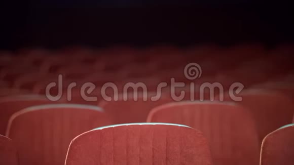 带座位的空电影院礼堂电影院的一排排空座位视频的预览图