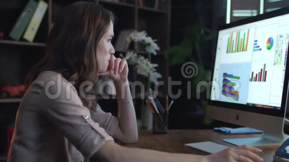 晚上用电脑处理经济数据的商务女性视频的预览图