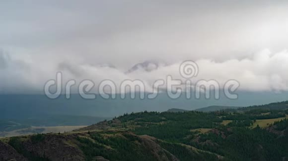 时间流逝云层覆盖着白雪皑皑的山脉天气恶化山岳景观视频的预览图