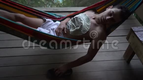 一个人独自躺在吊床上被遗弃精神错乱孤独视频的预览图