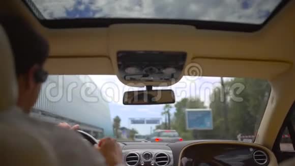 在城市交通中驾驶豪华车的集中司机商务司机视频的预览图