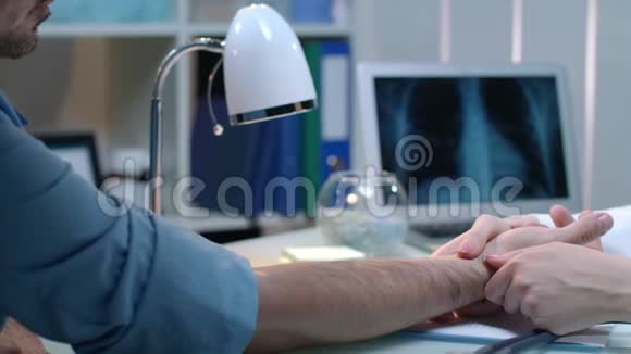 医生在医疗工作场所测量脉搏女性检查心率视频的预览图