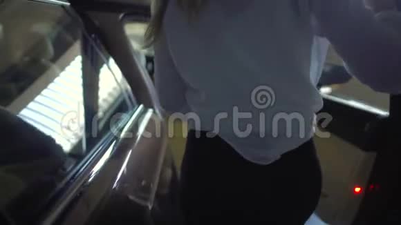 穿着便装的年轻女商人在停车场开豪车视频的预览图