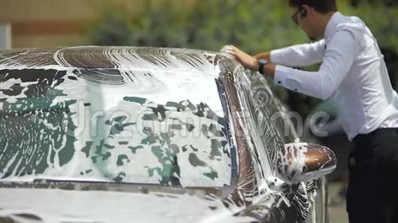 洗车员工用肥皂海绵清洗豪华车汽车业务视频的预览图
