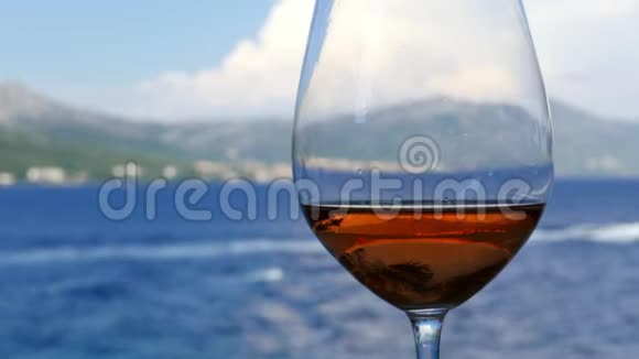 Rack专注于克罗地亚科尔库拉的一杯葡萄酒视频的预览图