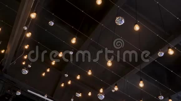 深色天花板上挂着明亮的灯光视频的预览图