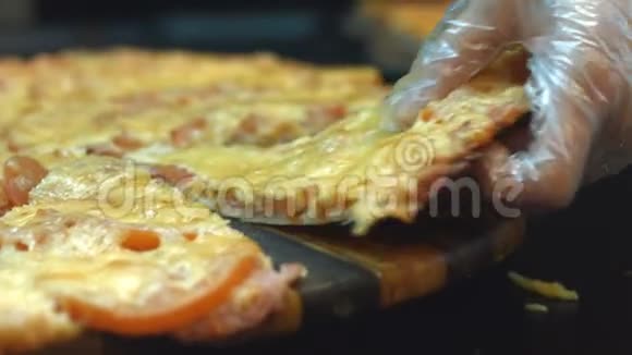一块披萨特写镜头视频的预览图