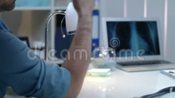 医务护士在工作场所测量脉搏医生检查心跳速度视频的预览图