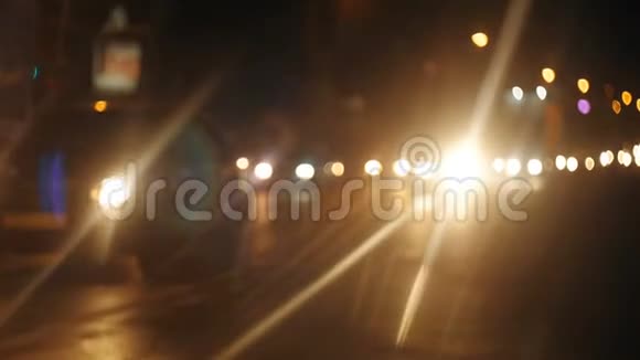 耀眼的大灯在路上视频的预览图