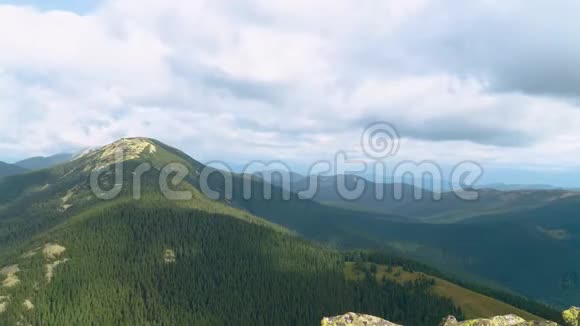 山脉山径有森林的山脉时间流逝视频的预览图