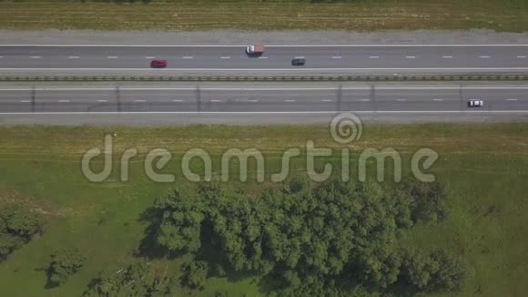 在高速公路上驾驶旅游巴士的空中镜头视频的预览图