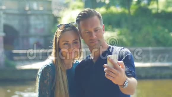 快乐的一对夫妻用手机在网上视频聊天视频的预览图