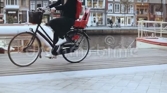 旅游小姐在码头上骑自行车欧洲旅行女性享受快乐的自由时刻慢动作视频的预览图