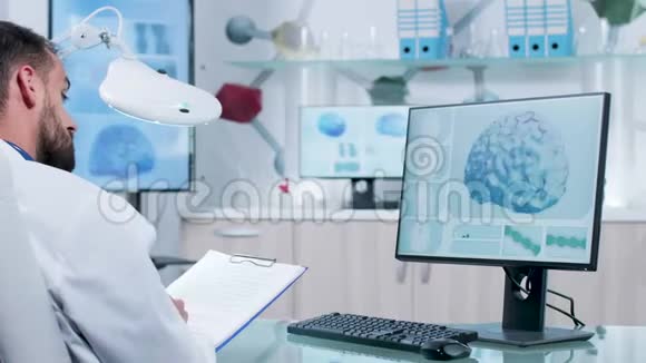 在现代研究实验室里医生在剪贴板上做笔记视频的预览图