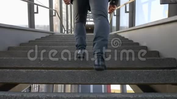 人脚走上楼梯视频的预览图