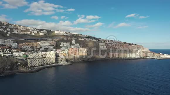 上景度假城市酒店位于海洋岩石山丘上视频的预览图