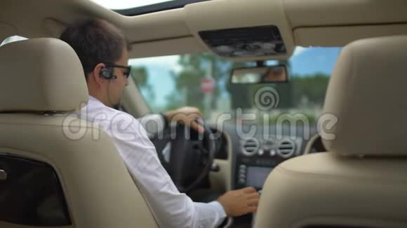 男性买家在城市道路上测试新的昂贵汽车试驾视频的预览图
