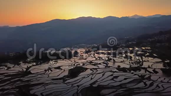 中国元阳日出时从无人驾驶的水稻平台上鸟瞰视频的预览图