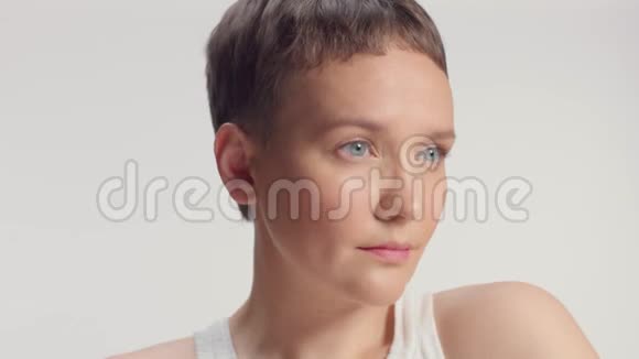白种人蓝眼模特单独在摄影棚里视频的预览图