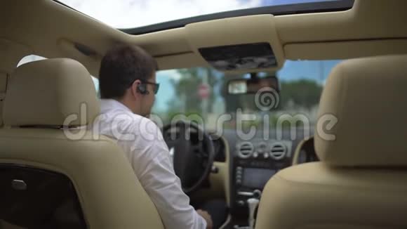 试乘试驾商人对汽车很满意并竖起了大拇指视频的预览图