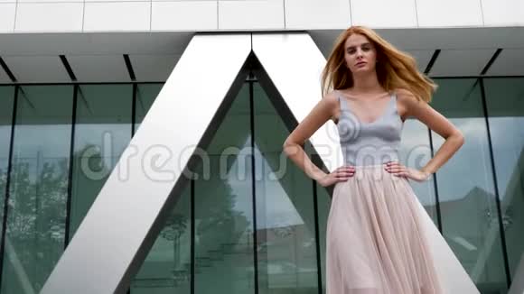 时尚魅力红发模特在镜头前摆姿势视频的预览图