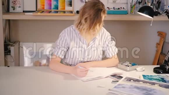 艺术家妇女书桌素描家庭艺术工作室视频的预览图