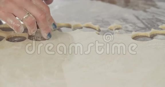 切饼干的面包师视频的预览图