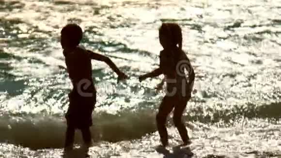 孩子们在夕阳的波浪中玩得很开心节日快乐孩子们喜欢水视频的预览图