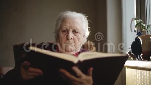 老人在看书视频的预览图