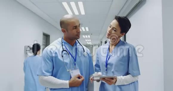 医院走廊4k的年轻医生咨询视频的预览图