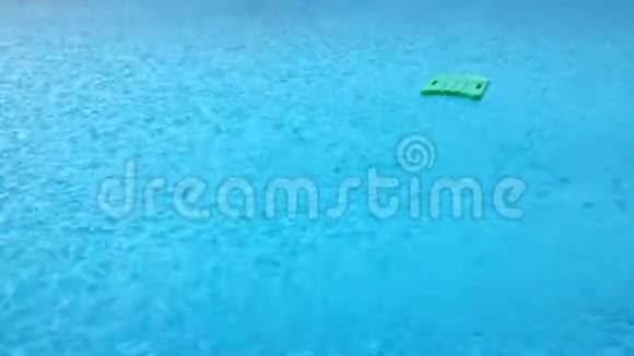 在游泳池下雨视频的预览图