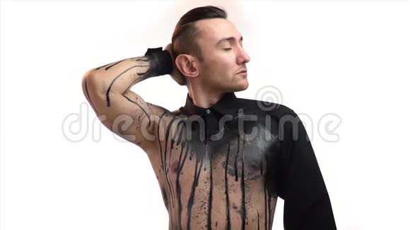 性感肌肉发达的男人伸直头发看着镜头慢动作视频的预览图