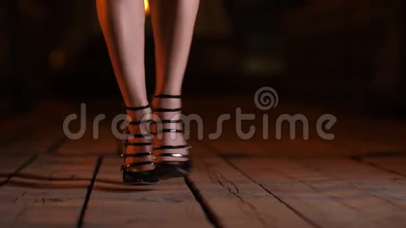 晚上穿高跟鞋在桥上散步视频的预览图