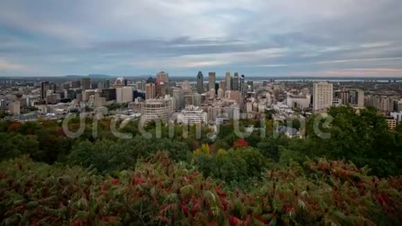 从皇家山到蒙特利尔市中心景观的下午到晚上时间视频的预览图