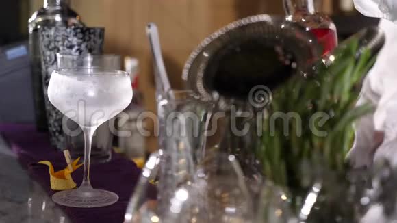 镜框前的冰冻玻璃酒保做鸡尾酒视频的预览图