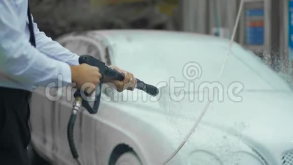 昂贵的洗车男性穿着西装用清洁泡沫清洗汽车商务视频的预览图