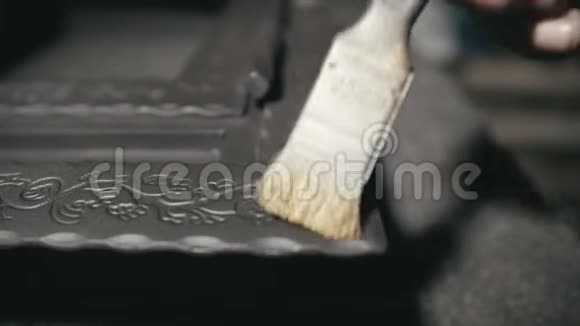 锻造车间产品人工老化金粉油漆的划痕粗糙度和擦伤老龄化老龄化视频的预览图
