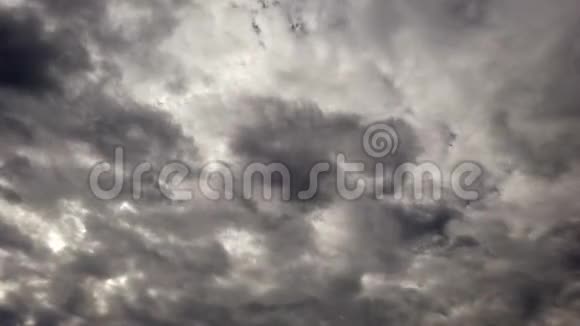 可怕的多云天空时间随着积云和美丽的光效视频的预览图