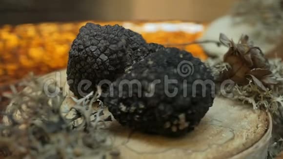 昂贵的稀有黑松露蘑菇视频的预览图