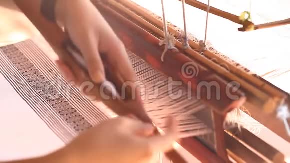 亚洲手工织布机视频的预览图