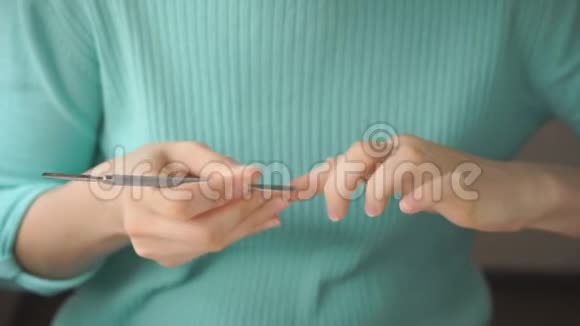 小女孩用指甲推手给自己修指甲视频的预览图