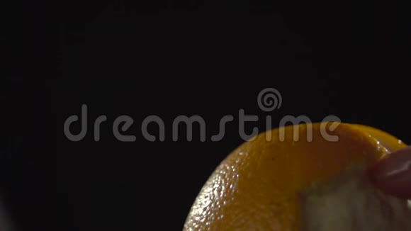 手指从水果中移除皮肤视频的预览图