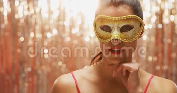 年轻女子戴着狂欢节面具视频的预览图